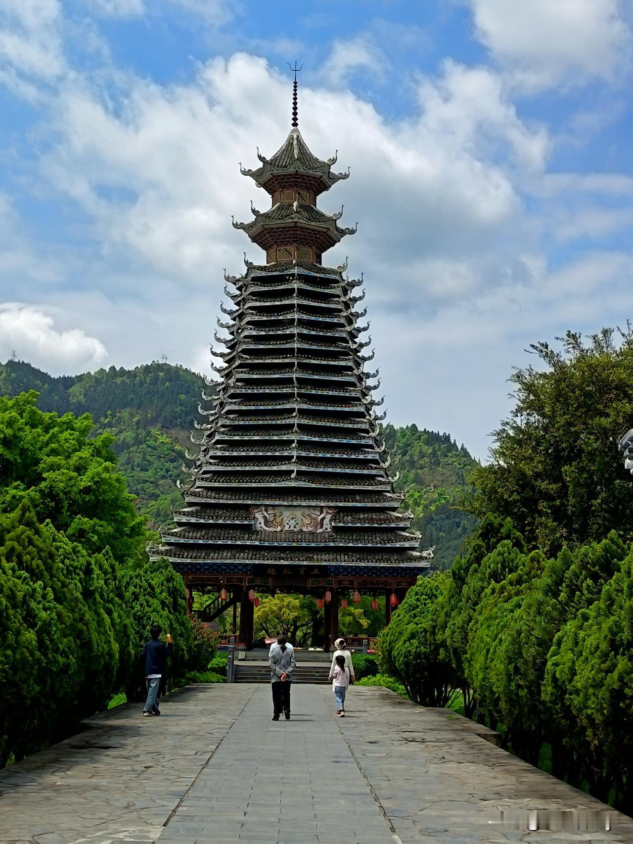 昨天晚上免费看了两场“村超”比赛，是在正宗的榕江“村超”足球场看的，准确地说是“