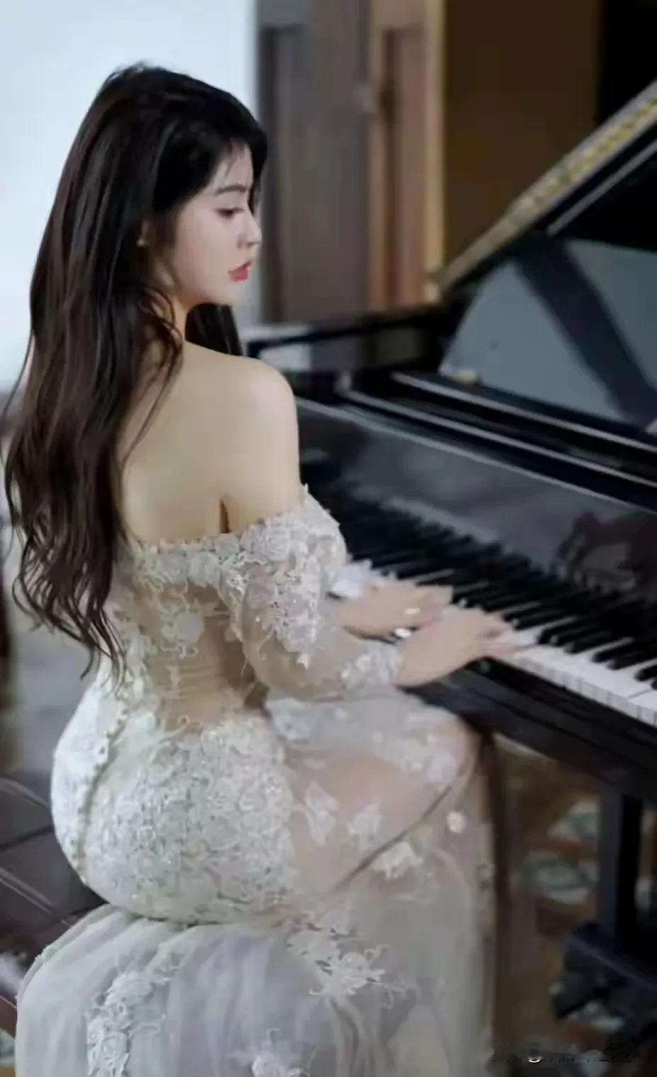 #怎样用一句话去形容一个女人的美?#

芙蓉如面柳如眉，秋水为眼玉为容。 倾国倾