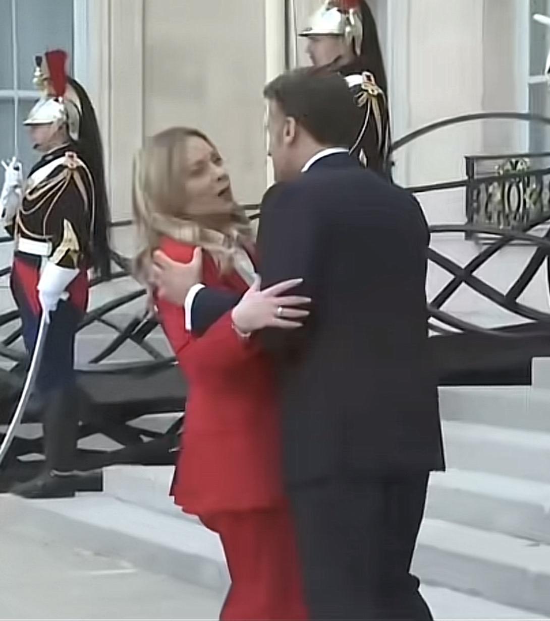 哈哈哈哈哈，哎我去！西方这礼节真开放，两国领导人，见面就啪啪亲俩嘴儿！不知道的还