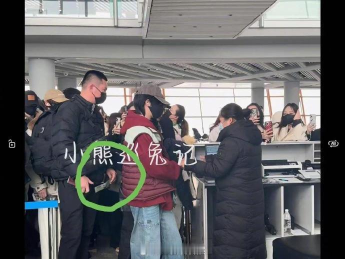 贺峻霖拿到了自己的应援机票 十周年纪念之际，贺峻霖收到了后援会制作的特别应援机票