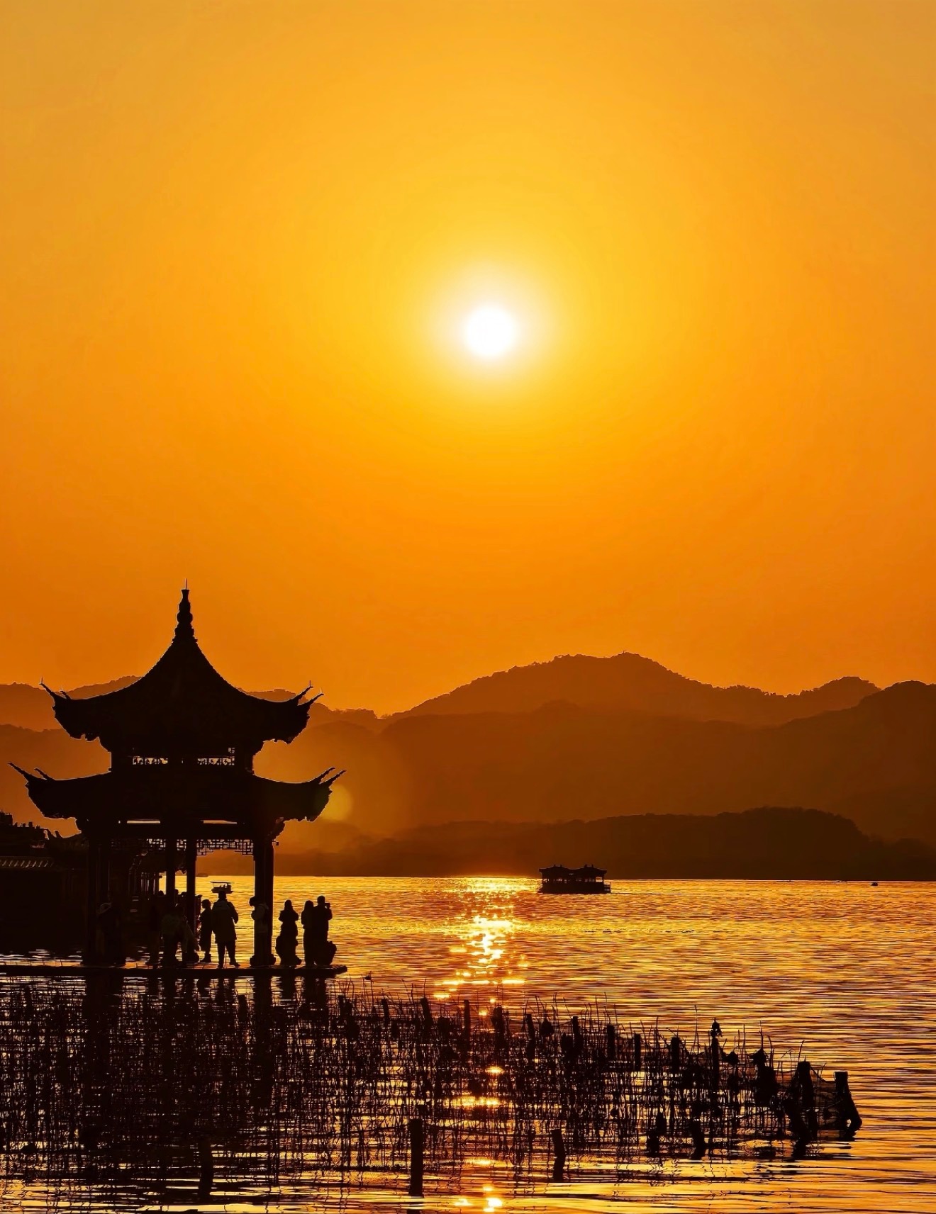 原来日落还可以这样出片借水面倒影拍对称日落，天空与湖面霞光连成一片，站在中间随手