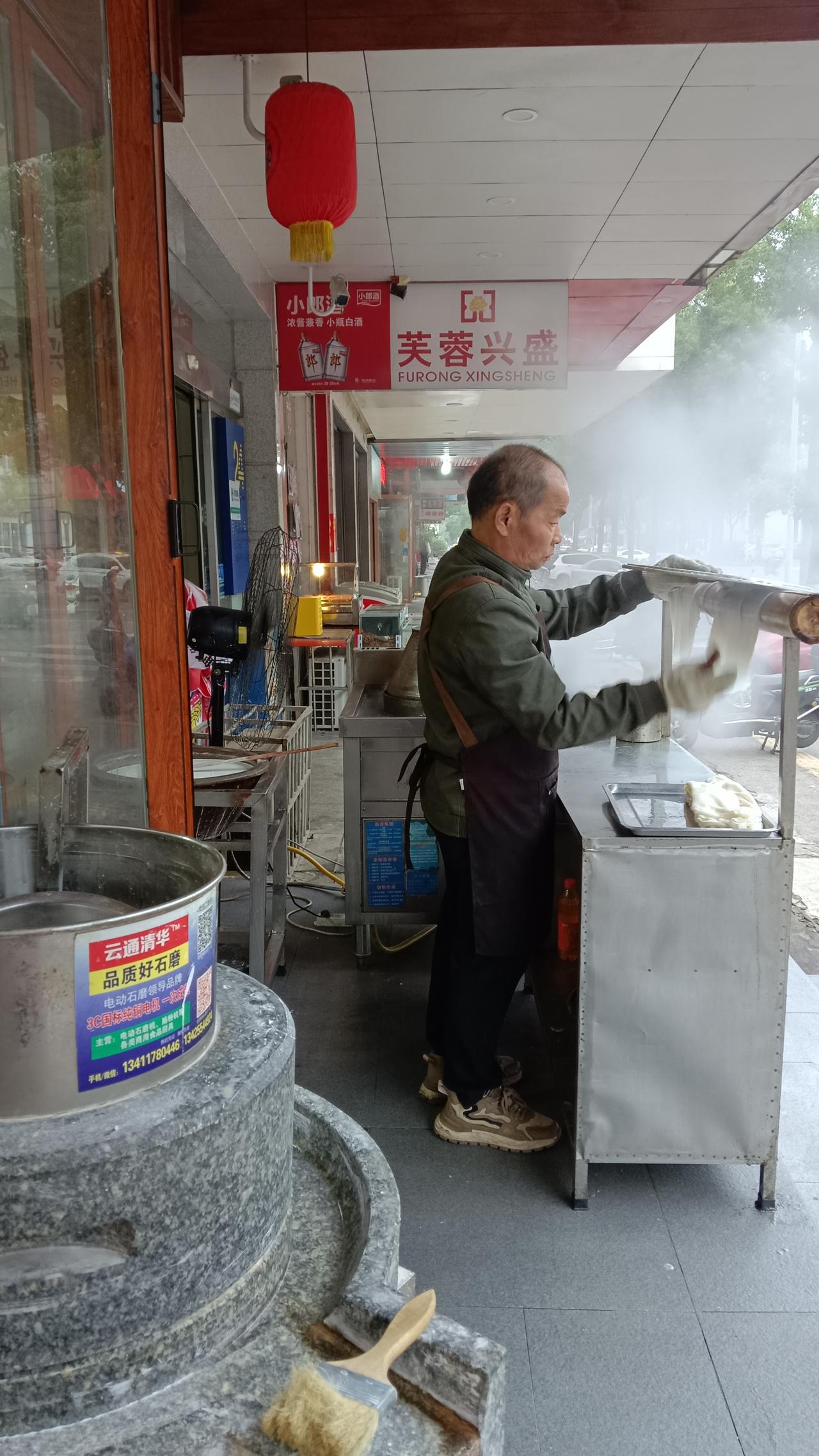 看见吗，这才是传统的湘潭米粉
什么叫地道的湘潭米粉呢？按照老祖宗传下来的传统，湘