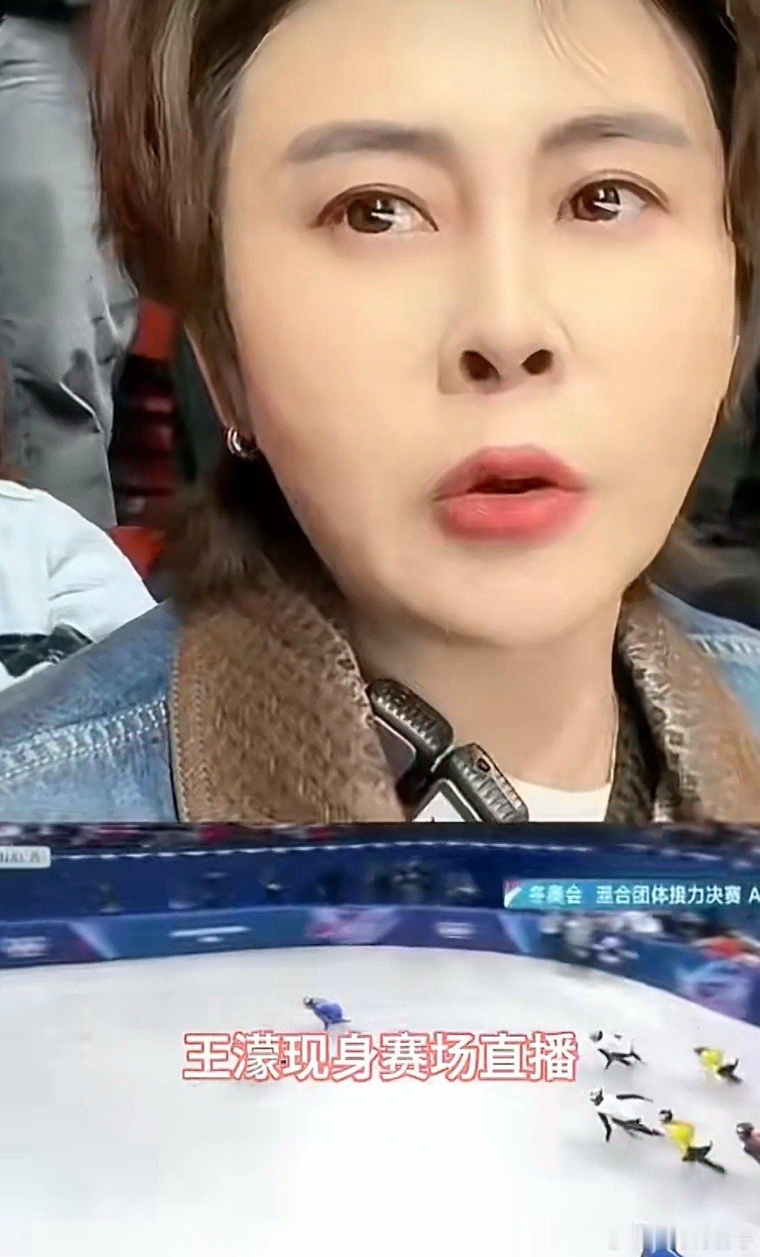 王濛比赛现场偶遇关晓彤 赛场偶遇太惊喜！王濛和关晓彤同框出镜，一刚一柔超有反差，