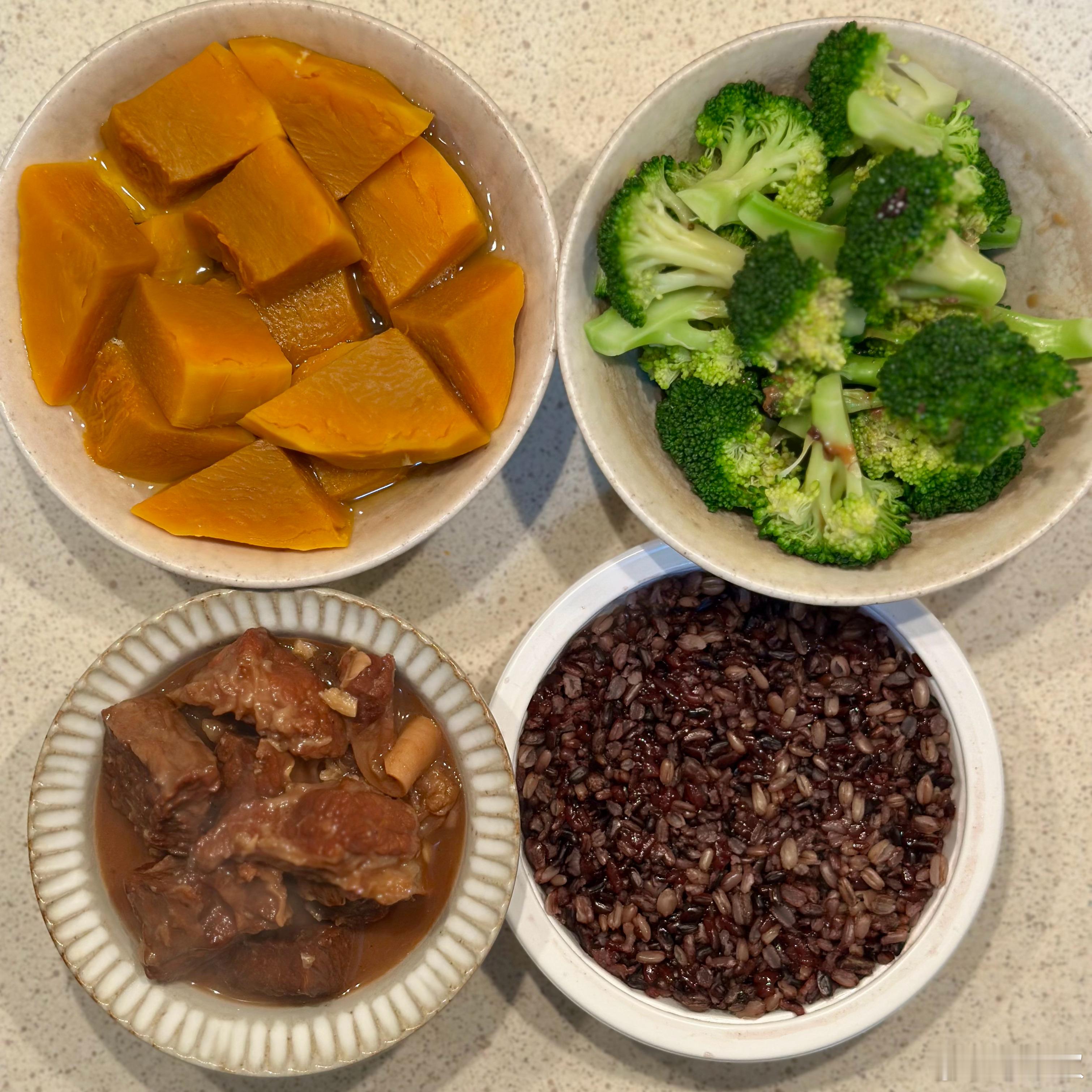 今天晚上吃牛腩饭。这碗红烧牛腩，不输我在东南沿海地区吃过的。用了南乳、柱侯酱、海