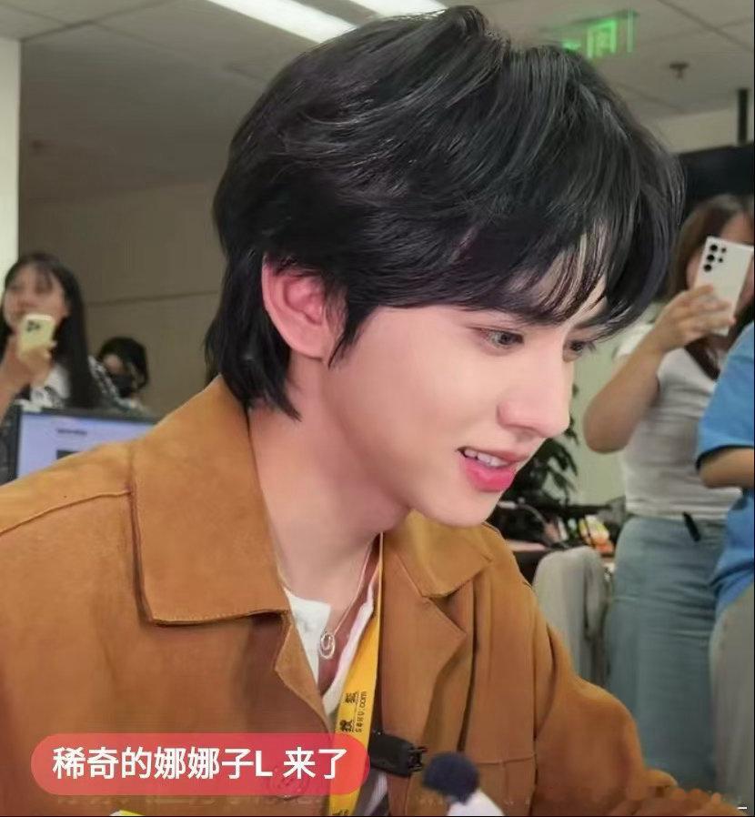 演员刘轩丞 我太喜欢扫楼自然光下的小🐽了，放弃那个屎黄滤镜吧 