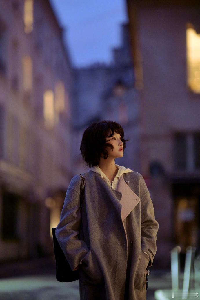 #关晓彤的巴黎plog##关晓彤巴黎街拍九宫格#关晓彤的巴黎 plog 独具魅力