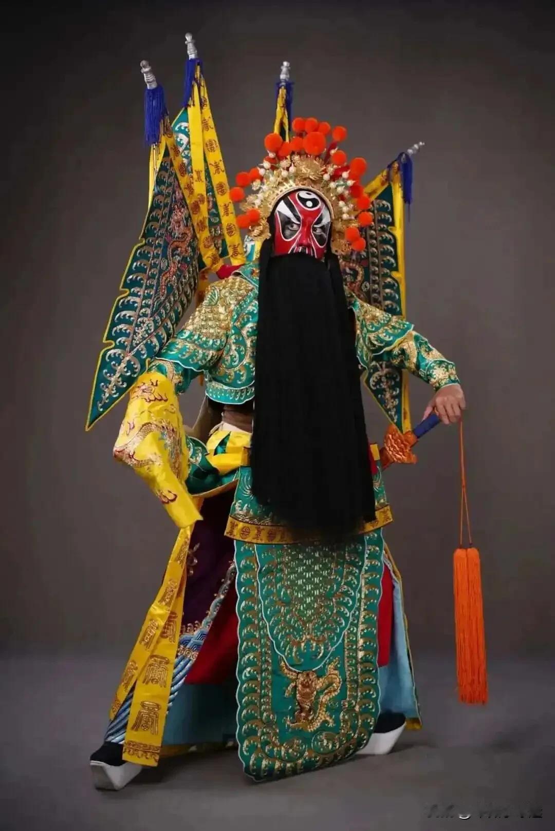 为什么京剧没人看了？内行人的话揭开真相：

1.我觉得看京剧，就像品一壶陈年老酒