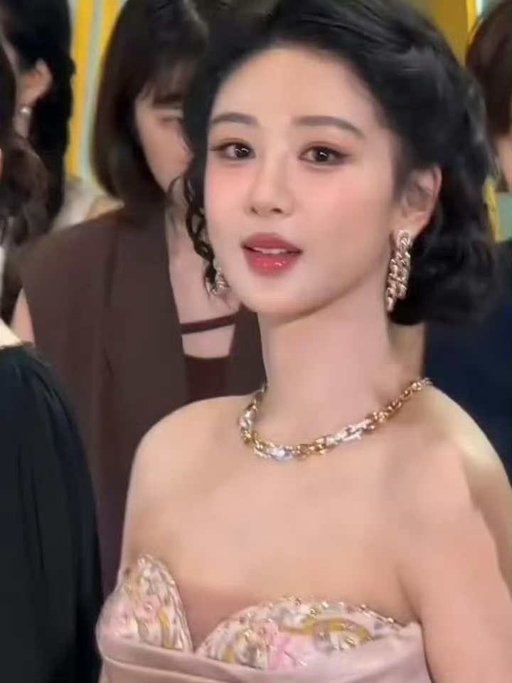 杨紫获奖孙俪吴越反应所有前辈欣慰、慈爱看着紫，仿佛在看自家小孩，终于凭借自身努力