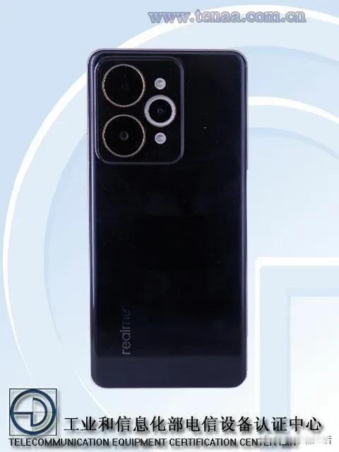 近日，realme又一款新机入网，配备6.8英寸的1.5k曲屏，搭载高通骁龙7G