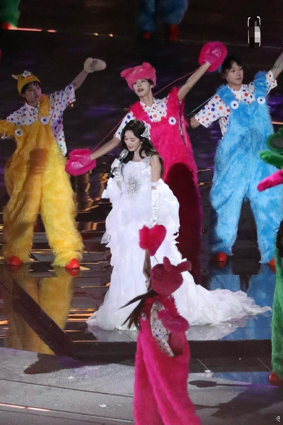 杨幂[超话]  杨幂还是这么甜 哇塞 这是什么天仙下凡 今天幂幂真的变成小公主了