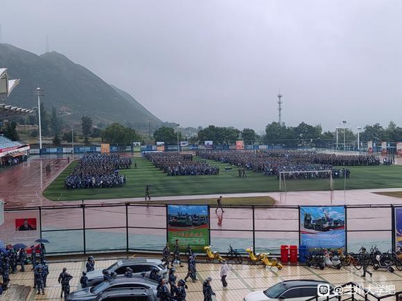 教官冻伤学生发烧，救护车来回跑：兰大五千新生冷雨拉练，保障去哪了？

9月8日，