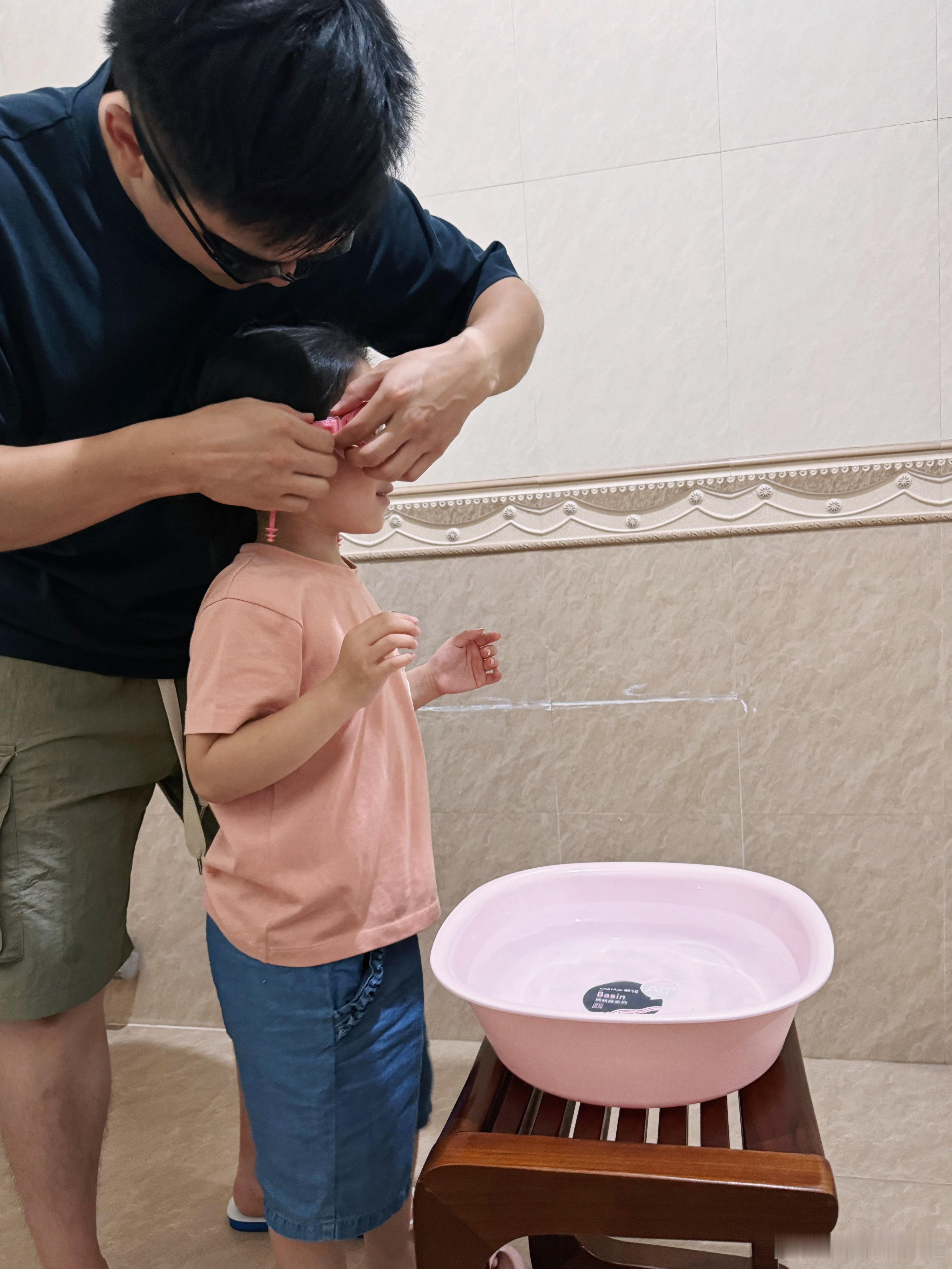#咕噜上学记# 虎姐夫还是有耐心。他挖出了咕噜不愿意游泳的深层次原因———闷水，