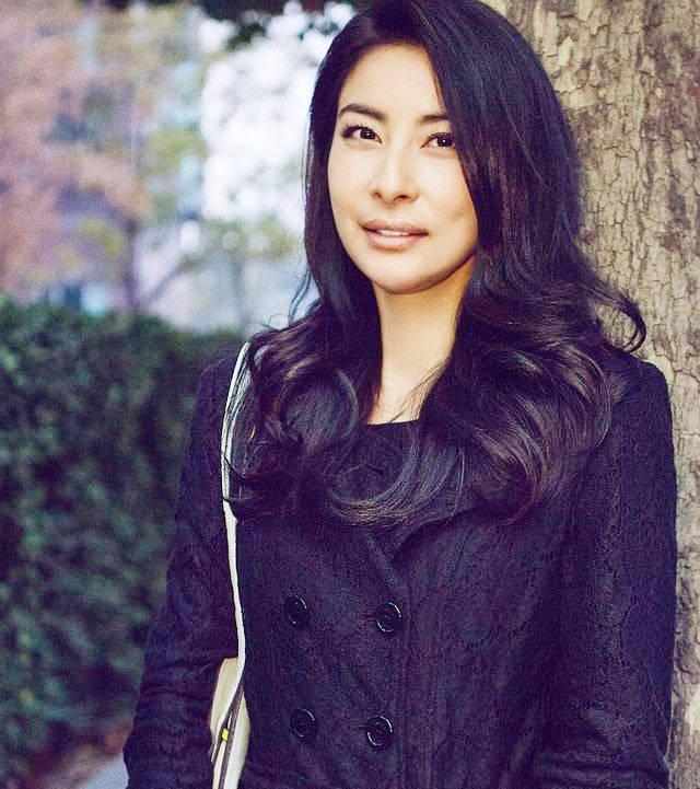 主持人，杨澜，采访郭晶晶说，雅典之后，你活动很多，广告商人趋之若鹜，你想当一个体