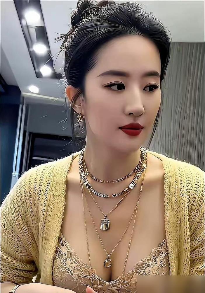 刘亦菲那身红裙子底下，藏着全智贤黑着的脸，和Lisa被骂上热搜的腰。
你看她那