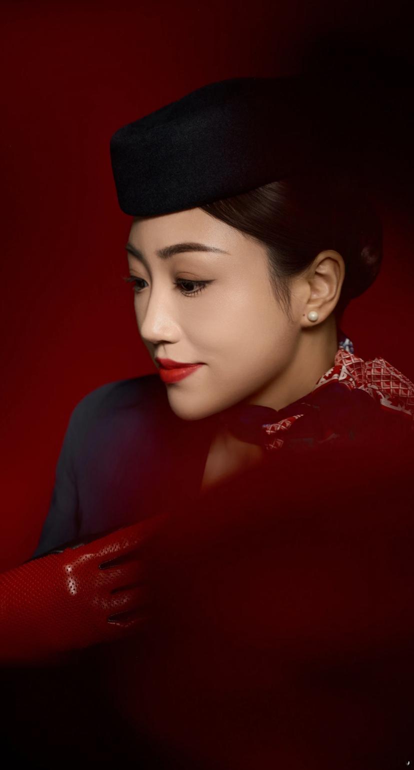 东航空姐的制服照，又美又飒。 