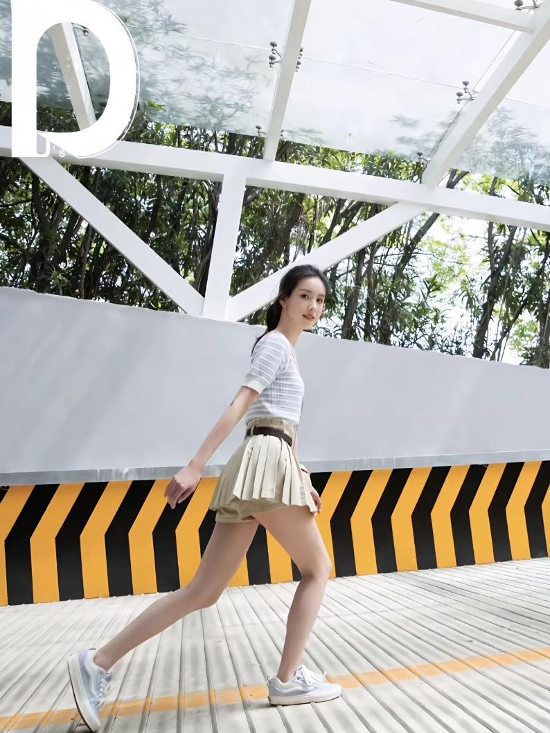 这位小姐姐正在户外散步。