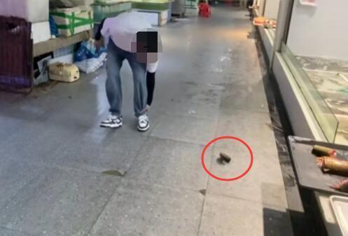 “嚣张到了极点！”湖北武汉，一男子花33.4元买了条鱼，要求商贩不宰杀，结果商贩