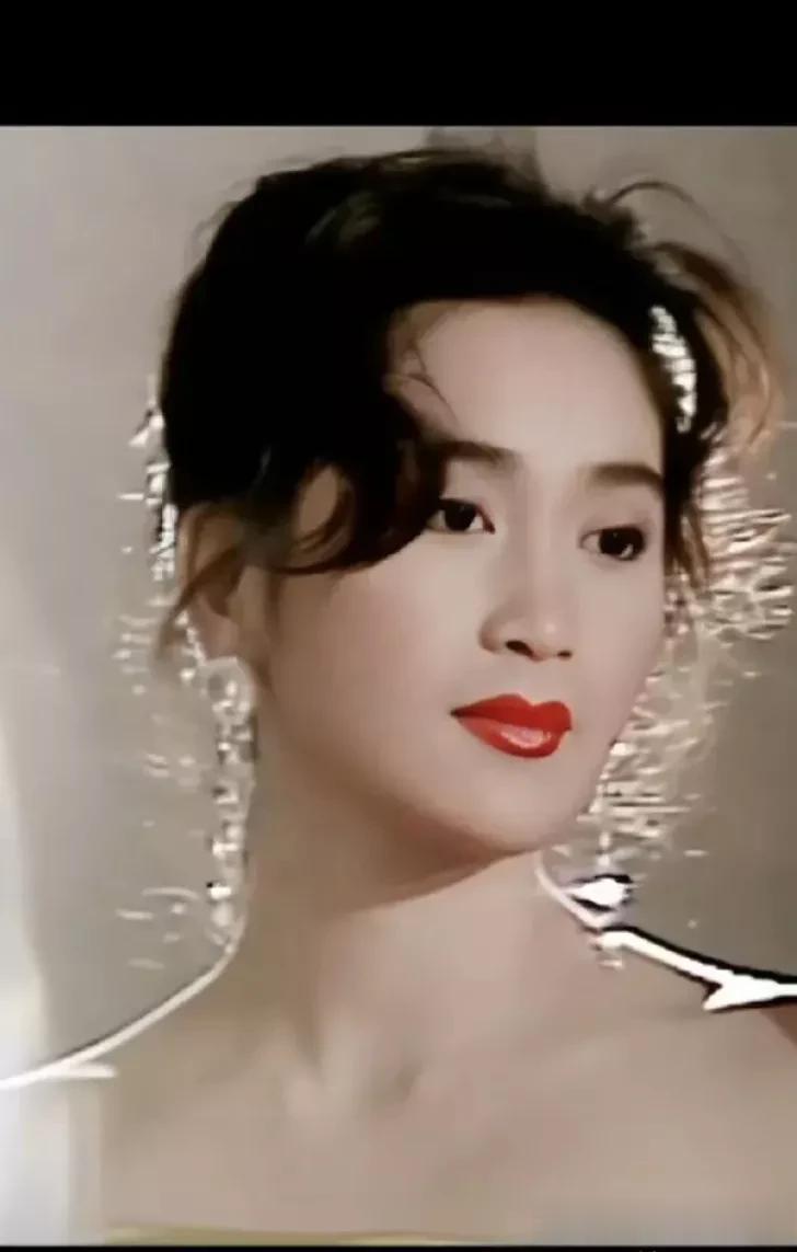 温碧霞对很多人来说应该不陌生，但说白了，要是放现在，她连试镜的机会都没有！
温碧