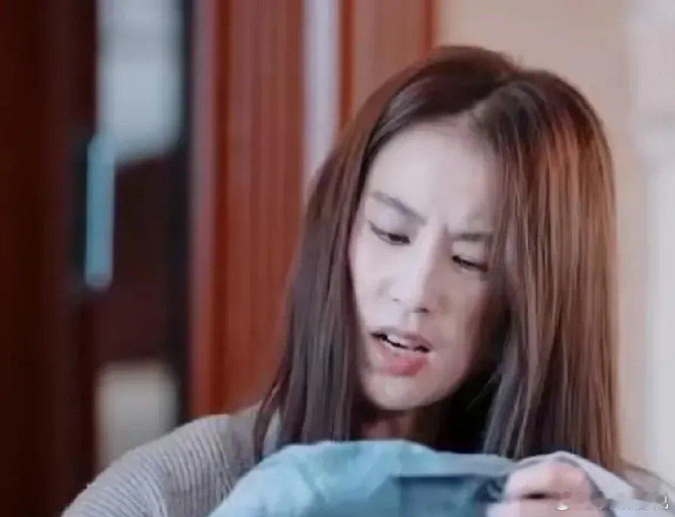 邓妈妈早上起床，在行李箱翻来翻去，找不到黑色的裤子。她一猜就是黄圣依干的好事，就