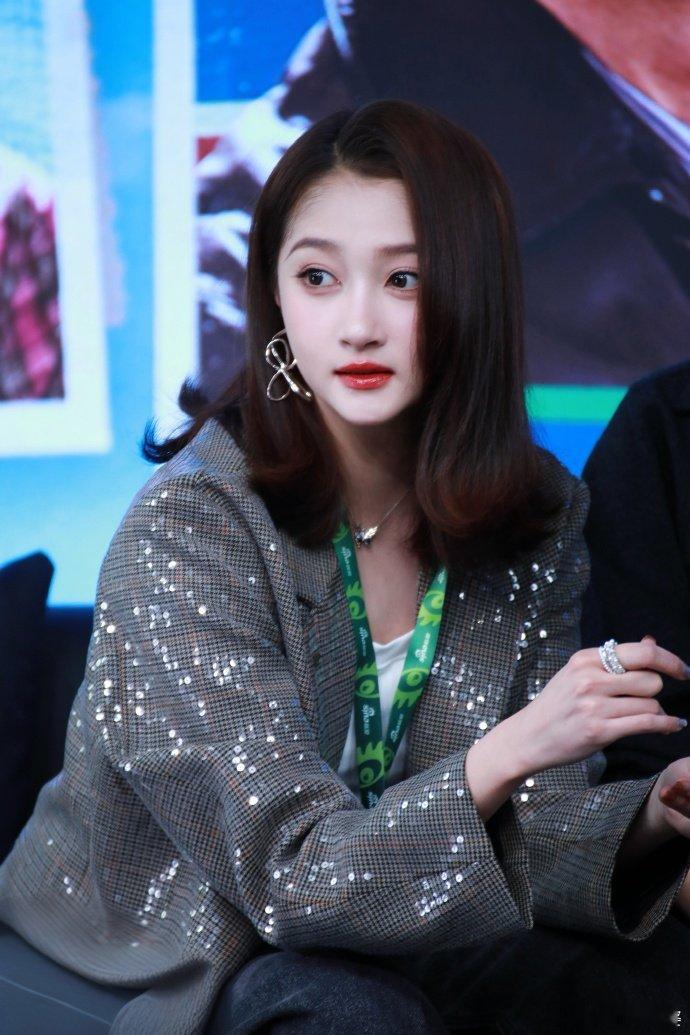 #关晓彤格纹亮片西装#关晓彤格纹亮片西装光彩照人，扫楼时光欢乐似繁星。虽已结束，