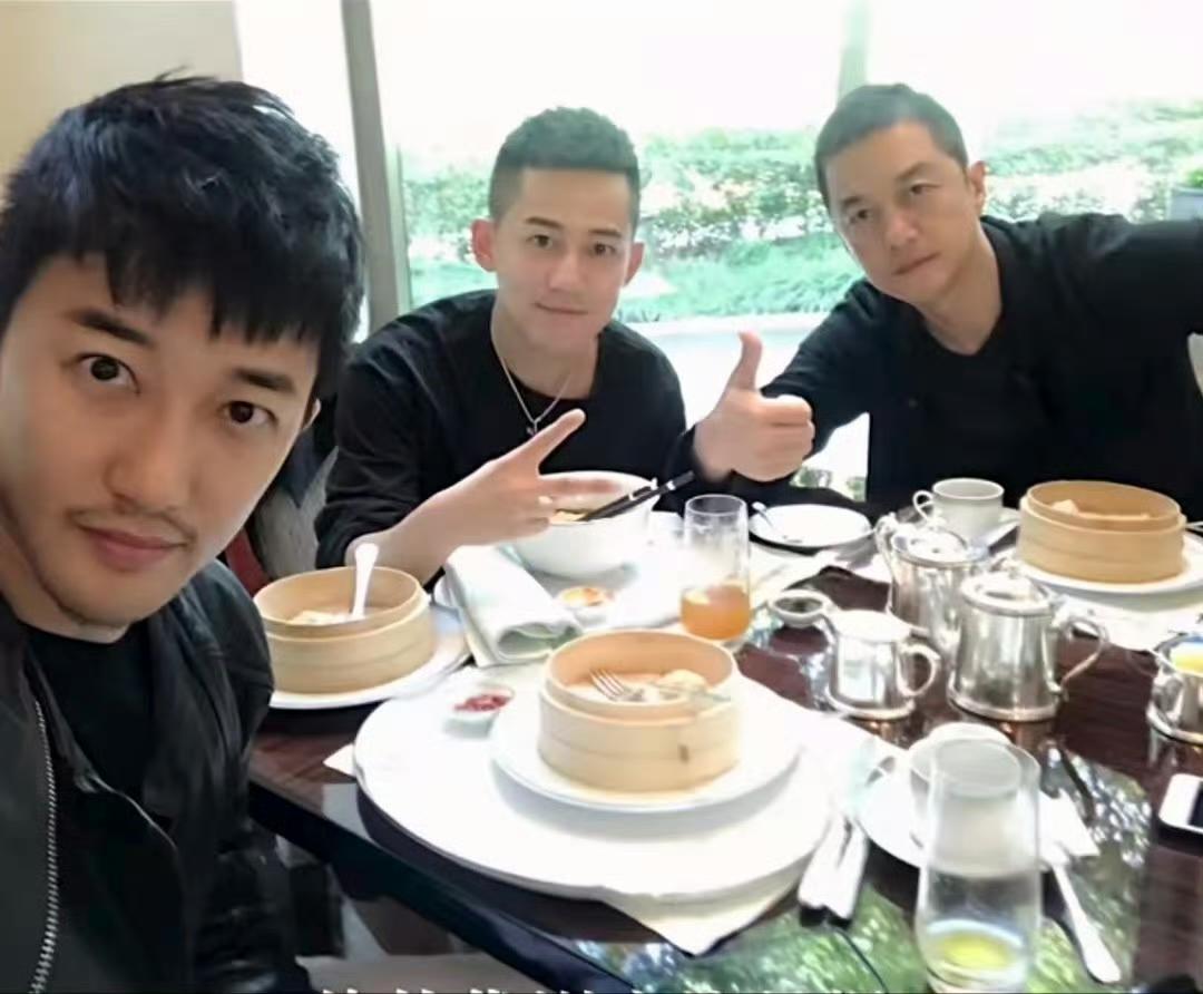 年轻的醒哥和年轻的李亚鹏！
今天刷到了一张苏醒与李亚鹏的合照，不禁感叹哥几个的朋