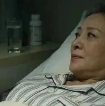 浙江一女子给瘫痪母亲擦身时，她突然说:你装的真像个孝子，每天不过帮我擦擦身子，却