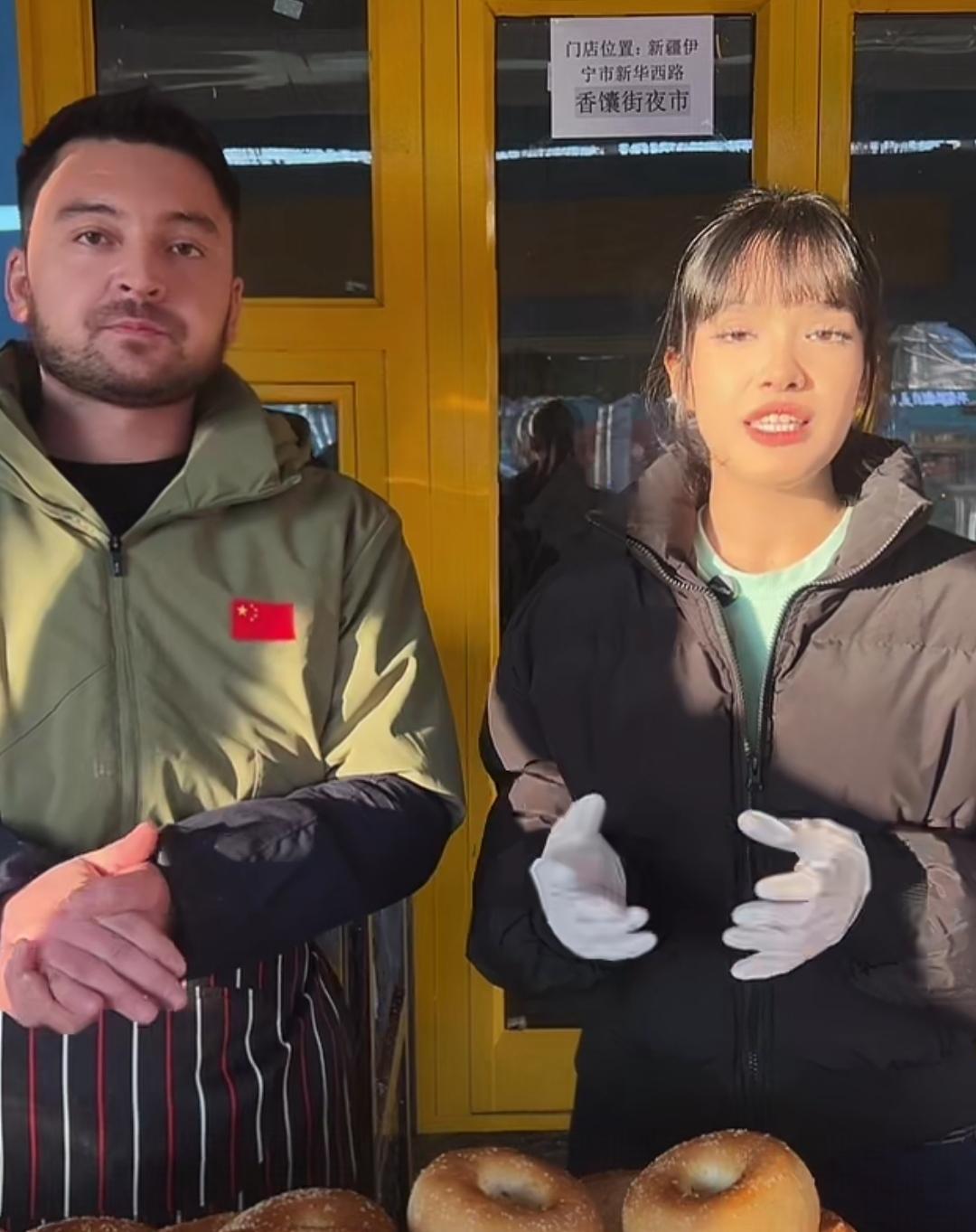 这卖馕的新疆男子，也太像泽连斯基了！完全可以做泽连斯基的替身！乍一看，我还以为是