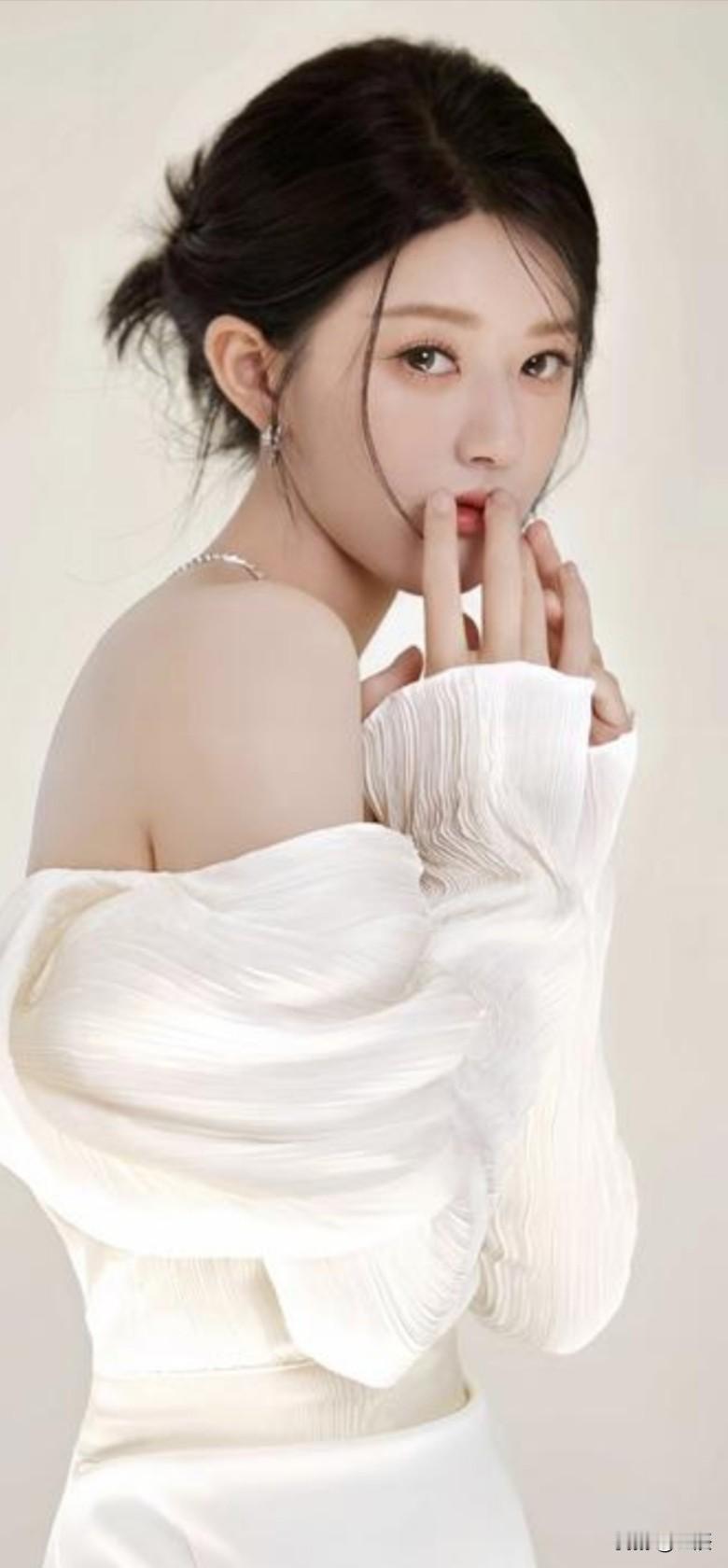 赵露思轻纱拂面那一幕，真的把似水柔情展现得淋漓尽致。她就像从古代画卷中走出来的温