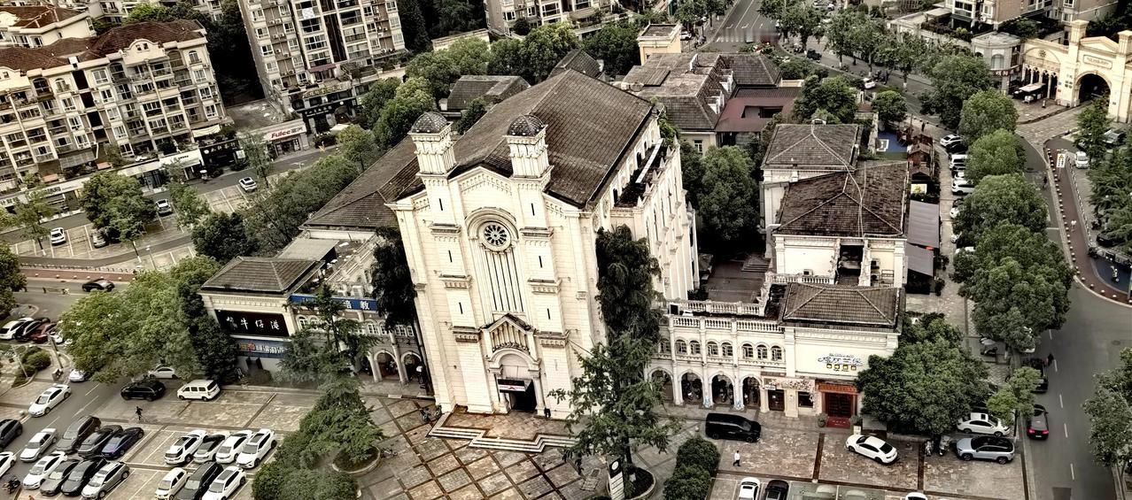 俯瞰楼下街口的一栋欧洲教堂式建筑 ⛪（拍摄于2025年5月7日17:07-彭州雅
