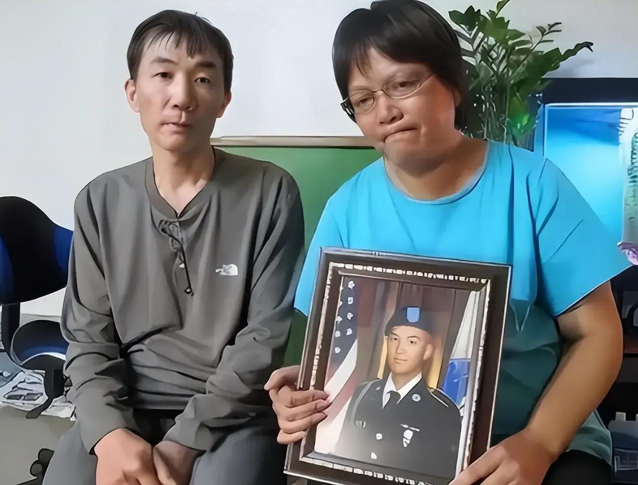 2011年，19岁的美国华裔士兵陈宇晖，因洗澡忘了关水龙头，竟被美军军官拖到石子