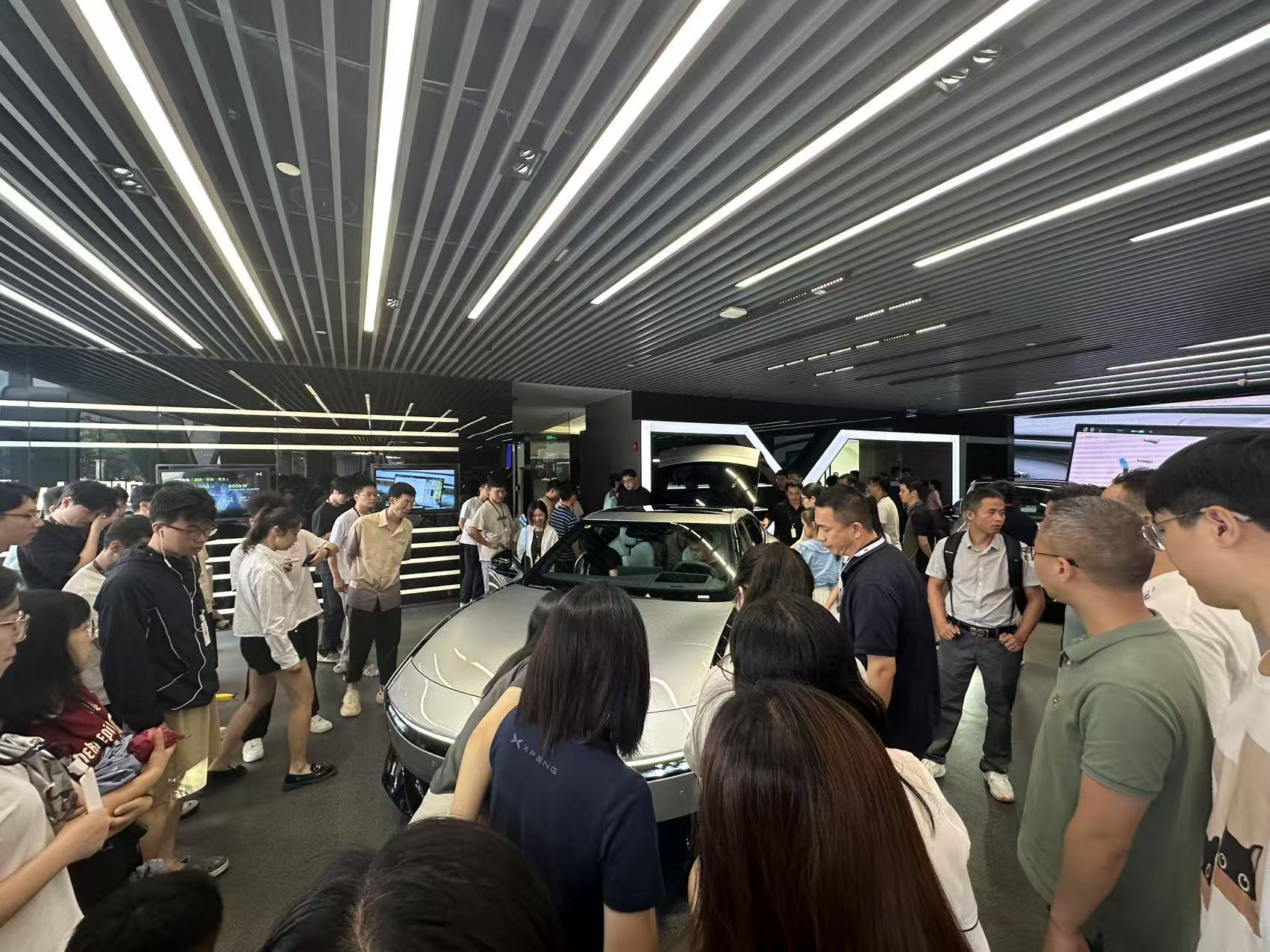小鹏线下门店，看全新小鹏P7的人有点多[笑而不语]感觉比昨天发布会现场人还多[允