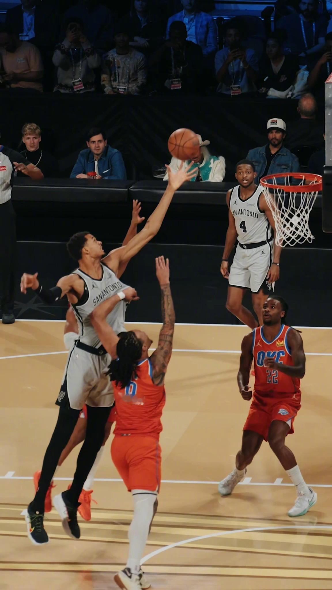 马刺半场46-49落后雷霆。文班亚马在第二节才出场，一共打了7分钟，3中2拿到5