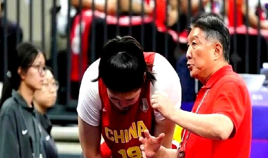 张子宇在内线被几个人死死夹击，外线却投不进球。

中国女篮输给意大利这场球，问题