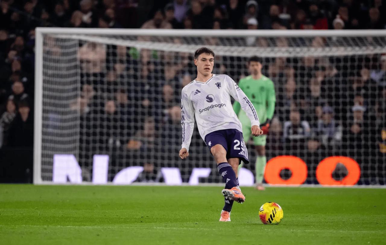 乌加特首发的9场英超，曼联1平8负。
但问题不是他踢得差。
而是他压根就不是滕哈