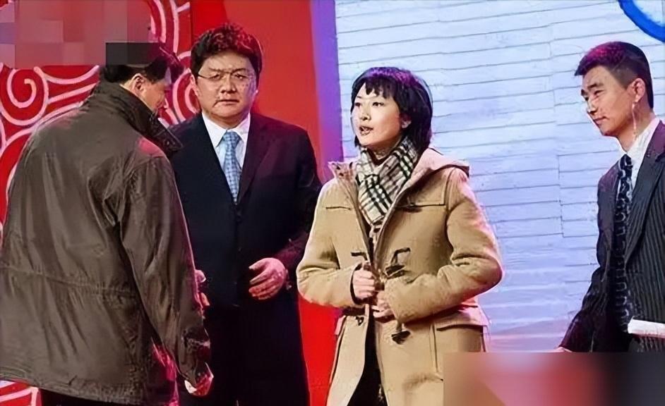 2007年，央视主持人张斌，正在直播奥运新闻发布会时，他的妻子突然冲上台，拿起话