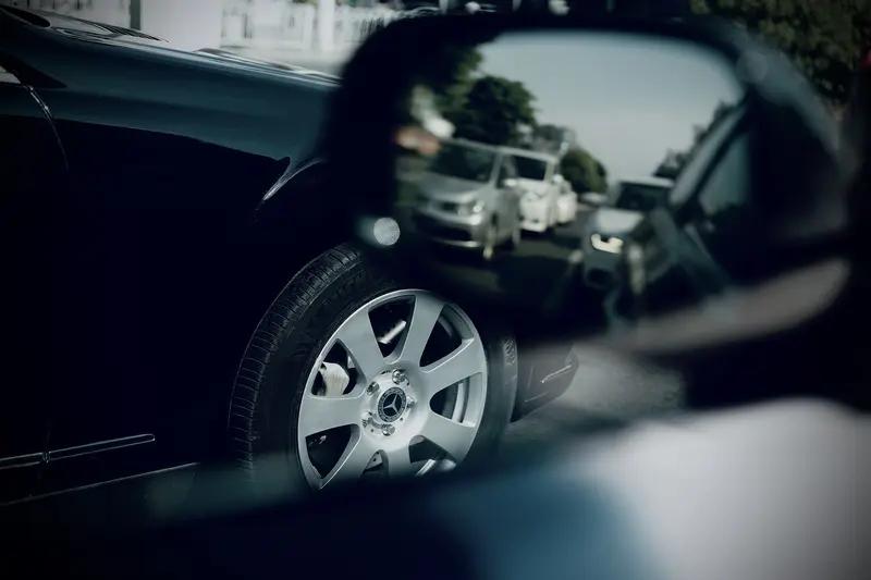 11月28日大连，女子把奔驰车停在商场附近三天没动，车身被划 ，轮胎被扎 ，车牌