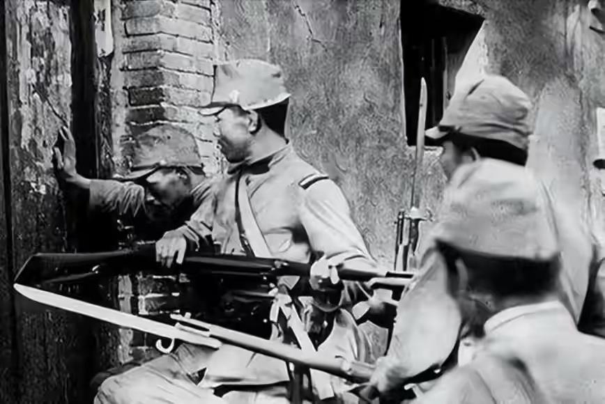 1940年，一伪军砍掉鬼子的双手，又拔光他妻子的头发。随后，伪军捆住了她的手，将