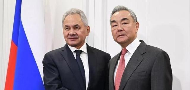 绍伊古火速访华，很多人以为这只是常规的战略对表，谈谈军演。错！真相是：莫斯科的“