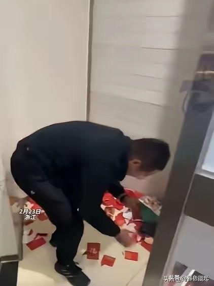 “万万没想到！”浙江，一对夫妻到银行ATM机取钱，准备离开时，男子突然对地上散落