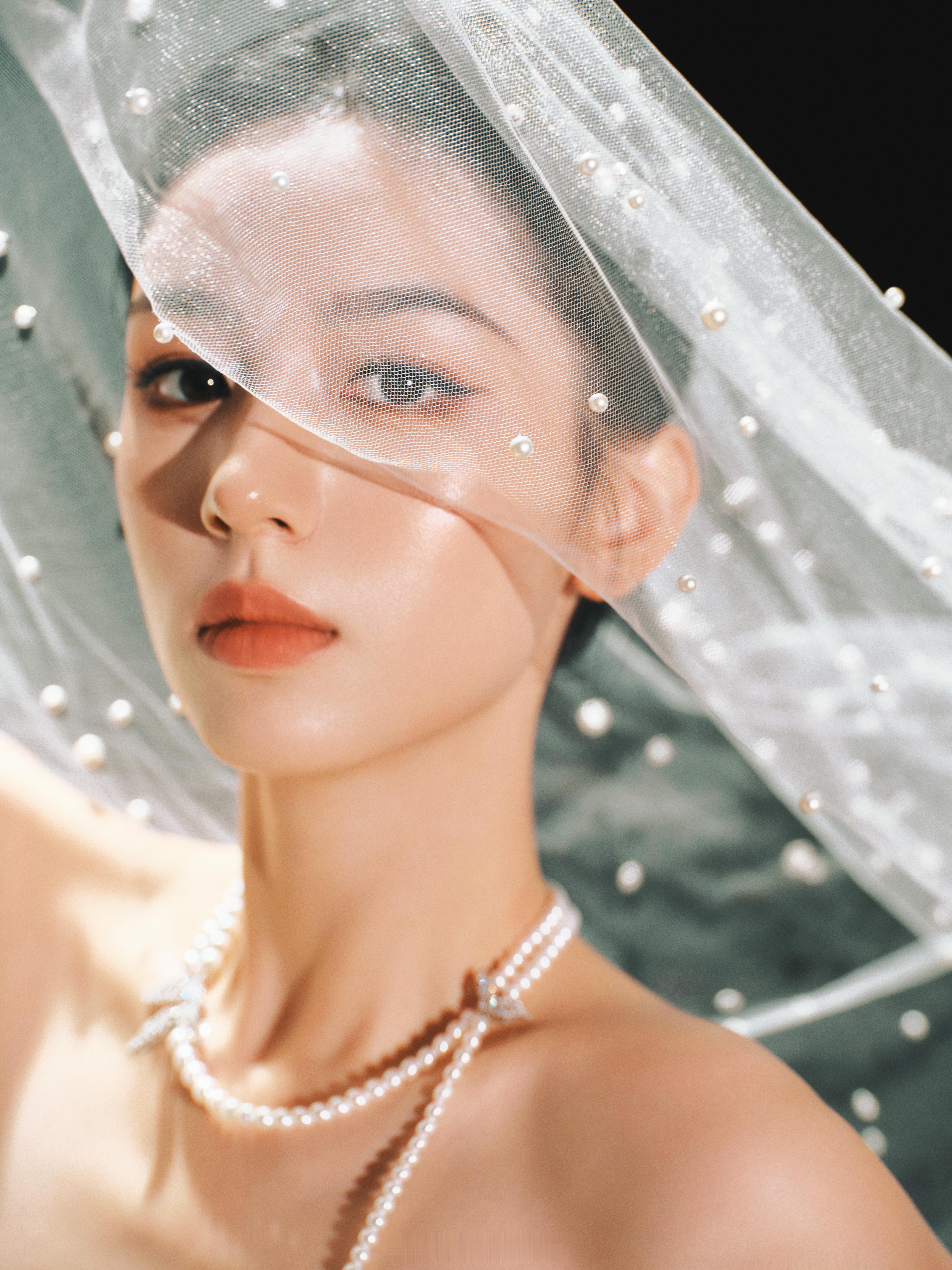 周也腾讯视频星光大赏红毯造型出图啦！周也珍珠鱼尾裙造型真的是美爆了呀！周也星光大