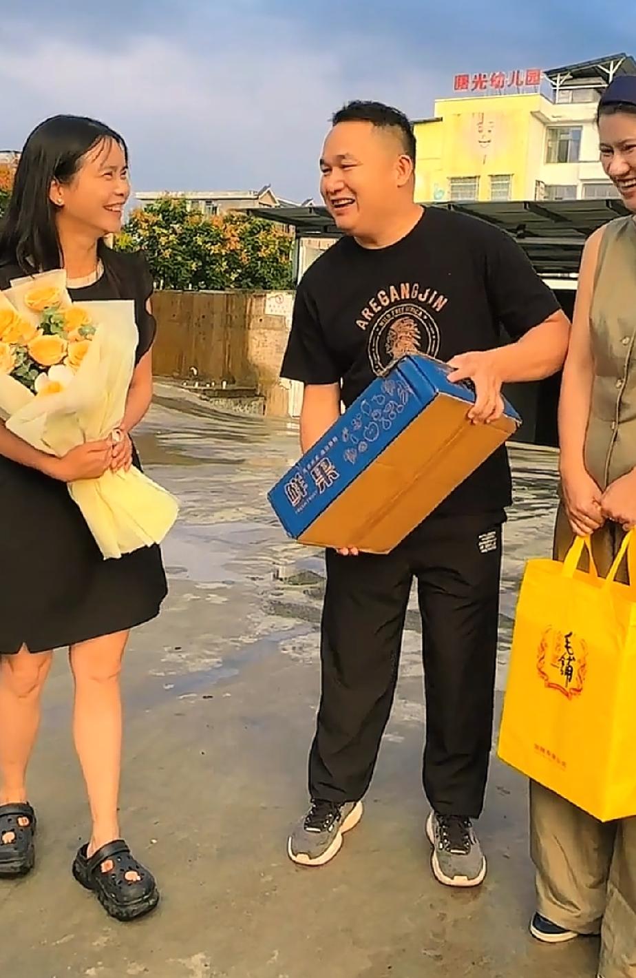 二花转战贵州兴义，神秘男嘉宾引粉丝猜想
 
二花来到云南昭通直播卖丑苹果，忙活数