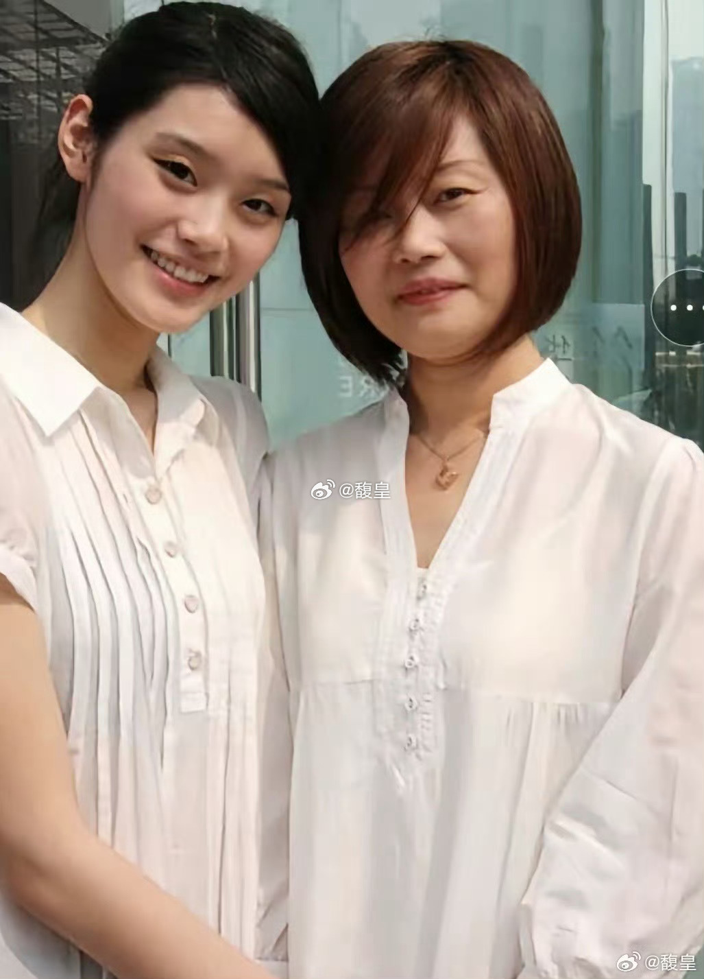 这是奚梦瑶母亲带着19岁读大二的奚梦瑶去参加选秀节目时拍下的一张温馨合照，母女俩
