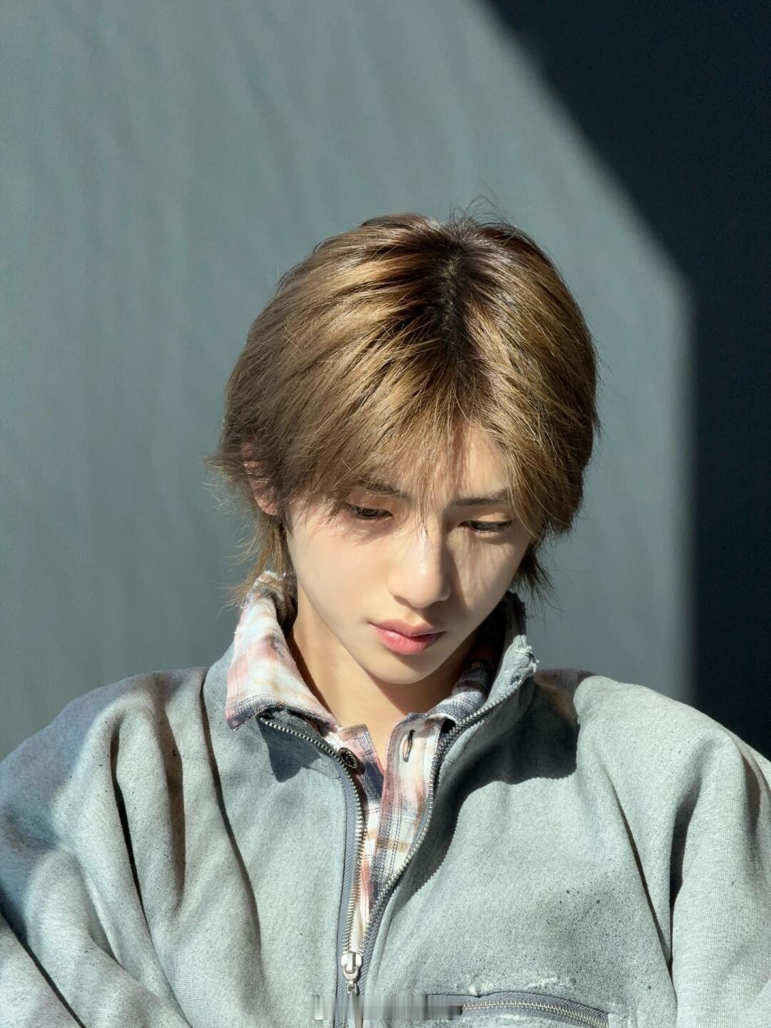 求鞋底善待金主训 就算鞋底频频开胶，也丝毫不影响颜值，五官精致气场在线，就算状况