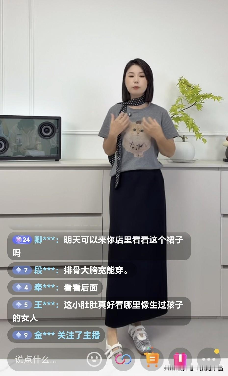 小眼妹画浓妆了，很漂亮。小眼妹说“姐妹们，我们有时间就是要美美的，真的会不一样”