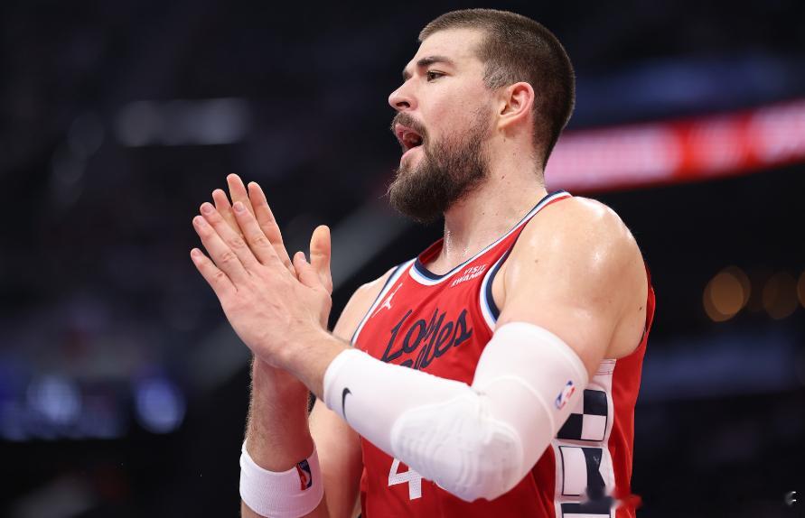 NBA常规赛，快船半场63-71落后于凯尔特人。快船中锋祖巴茨本场迎来复出，他在