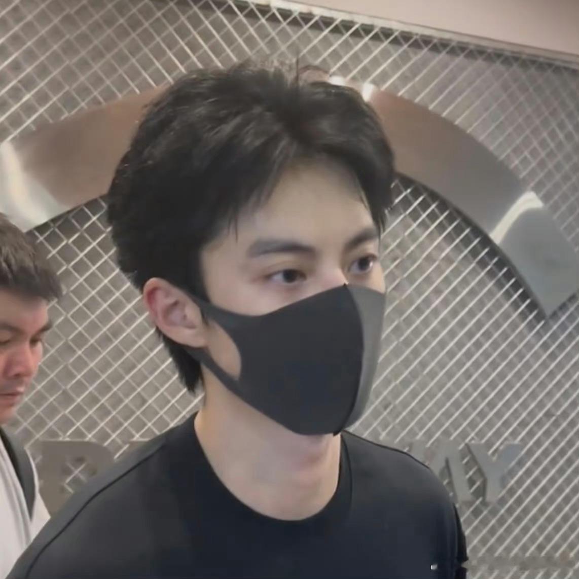 王鹤棣究竟几岁了？这怎么和大一新生一样水灵灵，哥们能不能来个校园剧（我知道很难，