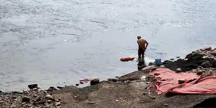 四川乐山，男子经常一丝不挂在江里裸泳，一女子每天散步时都能瞅见，看了整整1个月后