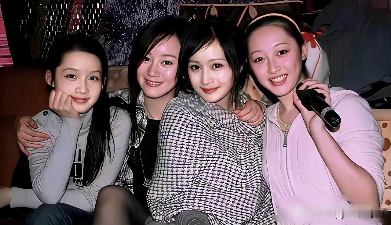 那时候20岁出头的她们好青涩啊～ 左起李沁、张檬、杨幂、蒋梦婕，有人还是太亮眼了