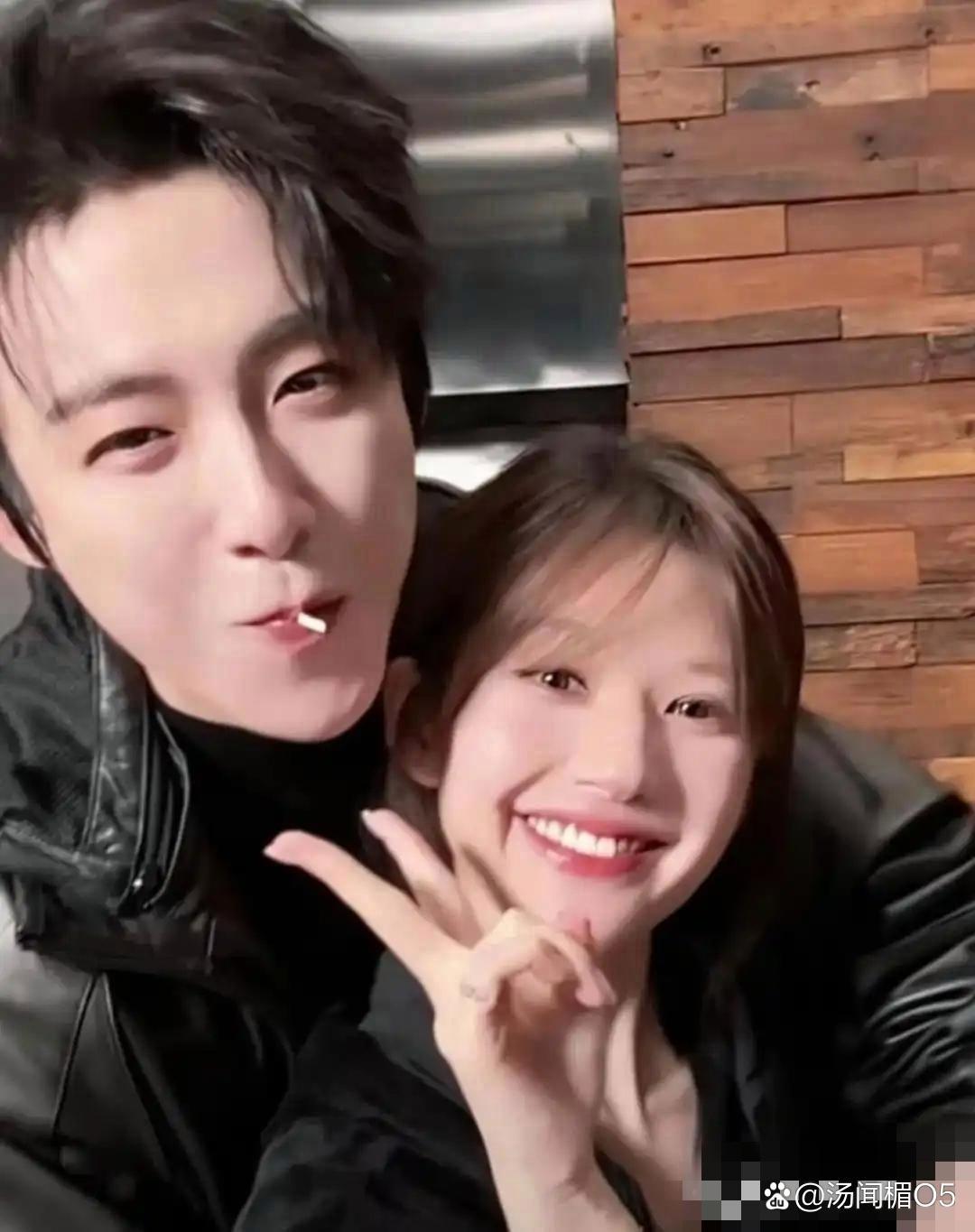 狗仔曝光前妻照片。
他穿着戏服，从片场直接开了直播。
话题中心是另一个已经和他没