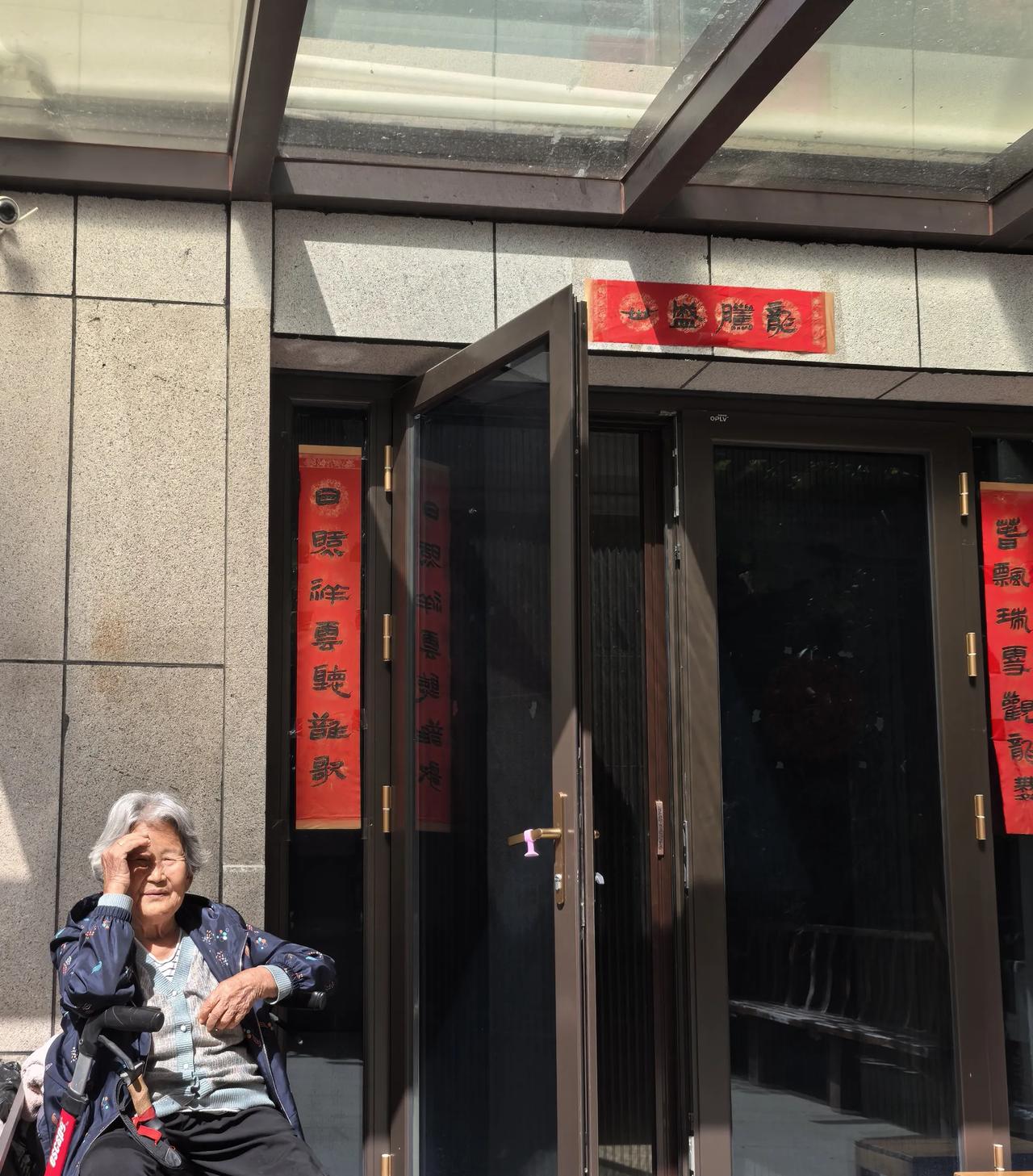 家里蹲很惬意

今天是国庆华诞，举国欢庆的日子！天空蔚蓝，晴空万里，好日子好天气